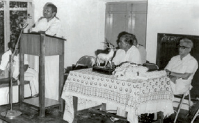 എം കെ സാനു സംസാരിക്കുന്നു. വേദിയിൽ എസ് കെ പൊറ്റെക്കാട്ട്, സി അച്യുതമേനോൻ